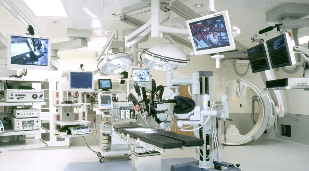 Uma imagem representando a interseção entre a tecnologia e a saúde, mostrando dispositivos médicos avançados e profissionais de saúde utilizando tecnologia para melhorar o cuidado ao paciente. Esta imagem destaca a transformação positiva que a tecnologia está trazendo para a indústria da saúde, proporcionando diagnósticos mais precisos, tratamentos inovadores e maior acessibilidade aos cuidados médicos.