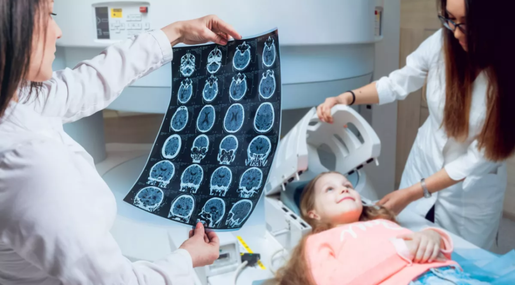 Uma imagem representando a interseção entre a tecnologia e a saúde, mostrando dispositivos médicos avançados e profissionais de saúde utilizando tecnologia para melhorar o cuidado ao paciente. Esta imagem destaca a transformação positiva que a tecnologia está trazendo para a indústria da saúde, proporcionando diagnósticos mais precisos, tratamentos inovadores e maior acessibilidade aos cuidados médicos.