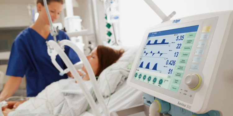 Uma imagem representando a interseção entre a tecnologia e a saúde, mostrando dispositivos médicos avançados e profissionais de saúde utilizando tecnologia para melhorar o cuidado ao paciente. Esta imagem destaca a transformação positiva que a tecnologia está trazendo para a indústria da saúde, proporcionando diagnósticos mais precisos, tratamentos inovadores e maior acessibilidade aos cuidados médicos.