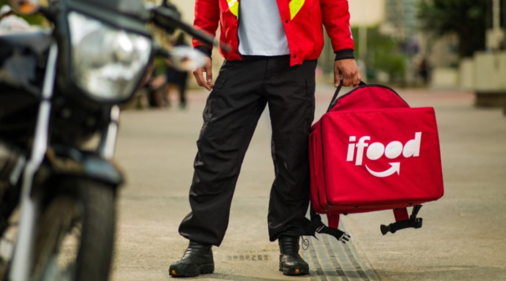 Um entregador sorridente segurando uma caixa, representando a eficiência e a satisfação do fast delivery no comércio moderno.