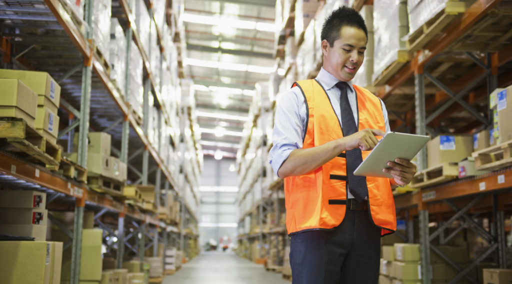 Um entregador sorridente segurando uma caixa, representando a eficiência e a satisfação do fast delivery no comércio moderno.