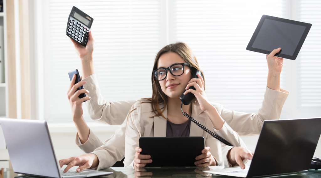 Interface do Diochat mostrando uma conversa de equipe com mensagens instantâneas, videochamada e compartilhamento de arquivos.